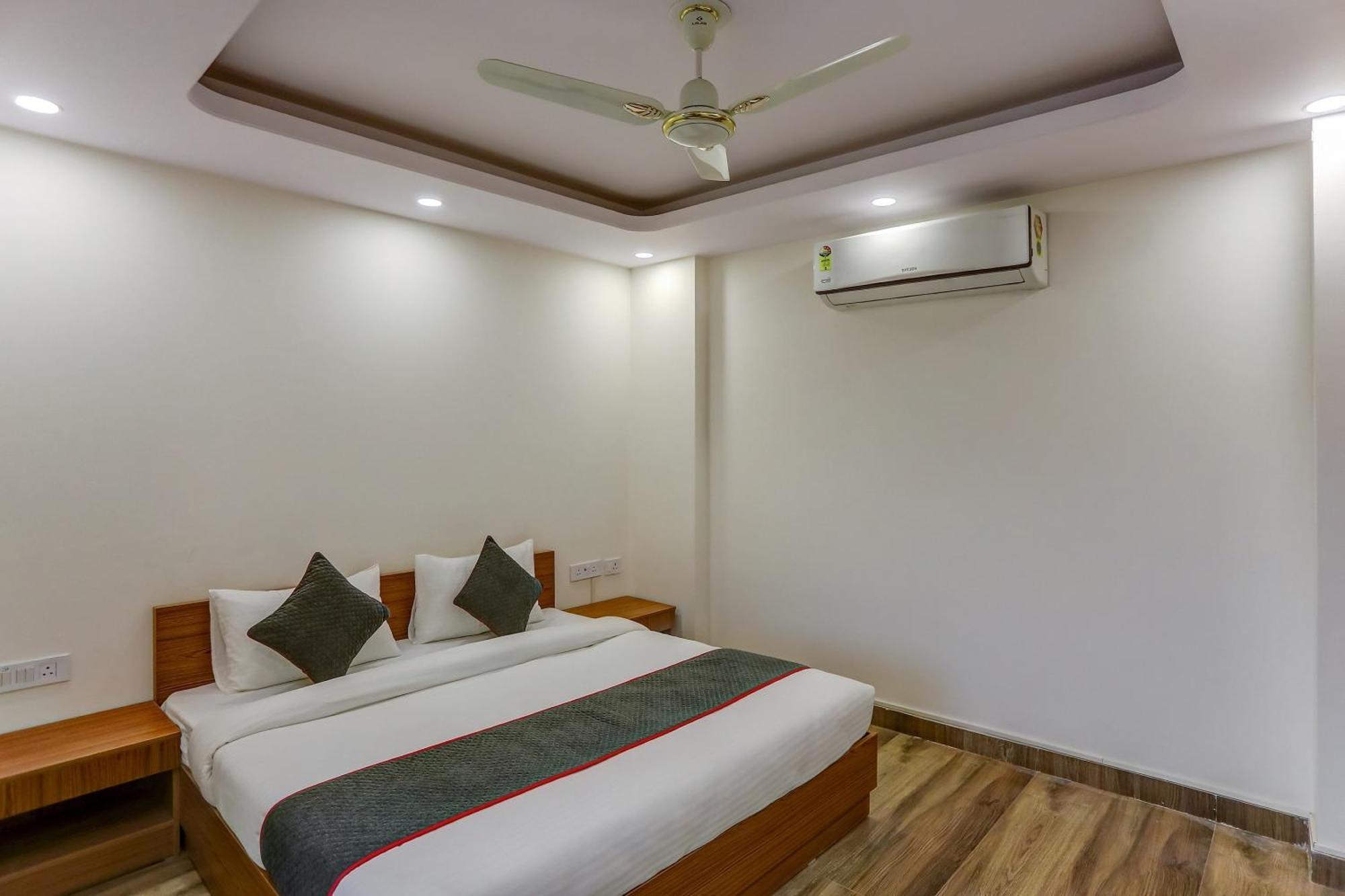 Collection O The Doors Near Appu Ghar Hotel Gurgaon Bagian luar foto