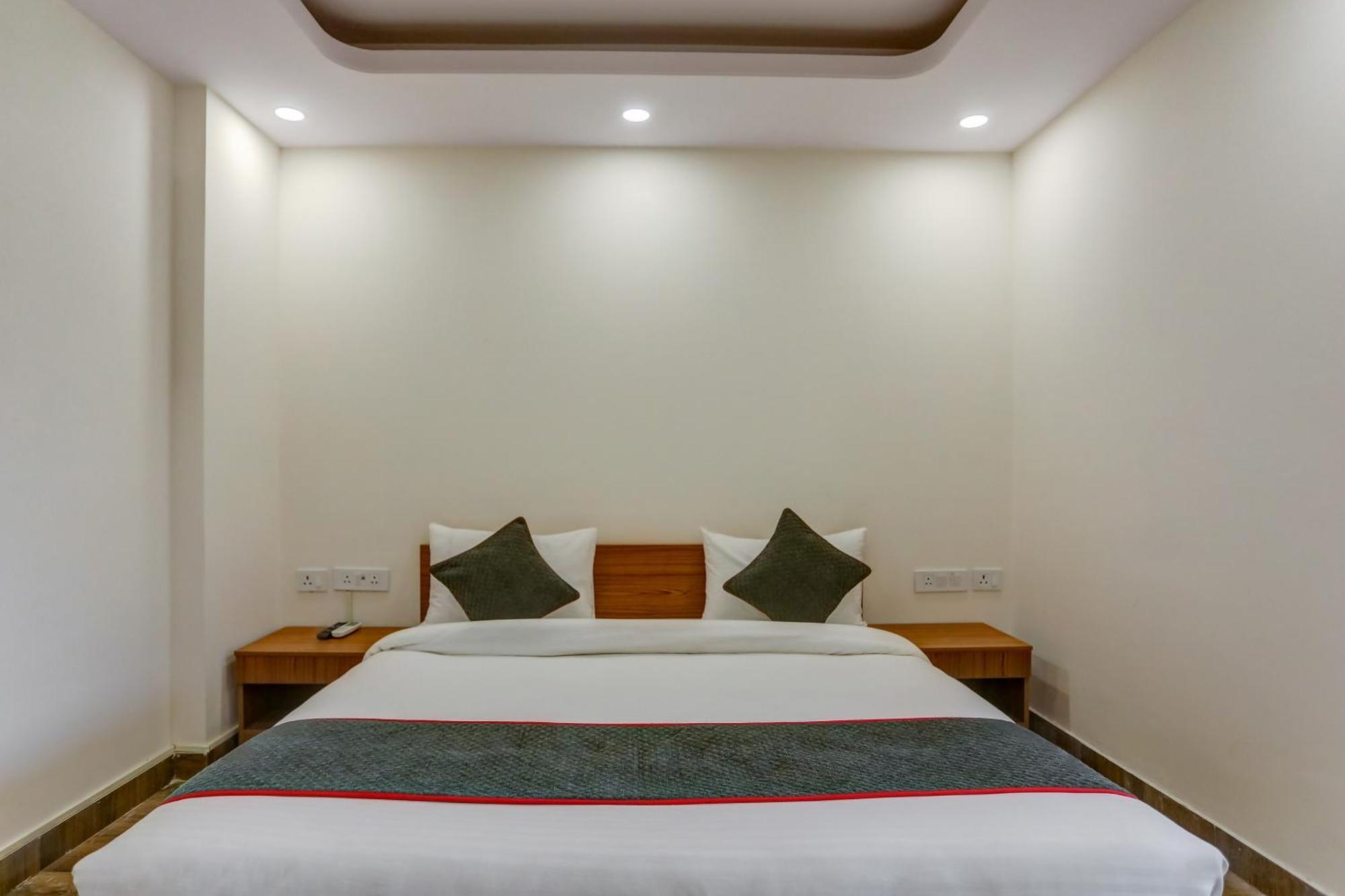 Collection O The Doors Near Appu Ghar Hotel Gurgaon Bagian luar foto