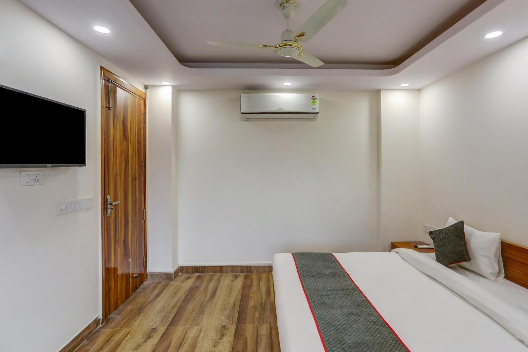 Collection O The Doors Near Appu Ghar Hotel Gurgaon Bagian luar foto