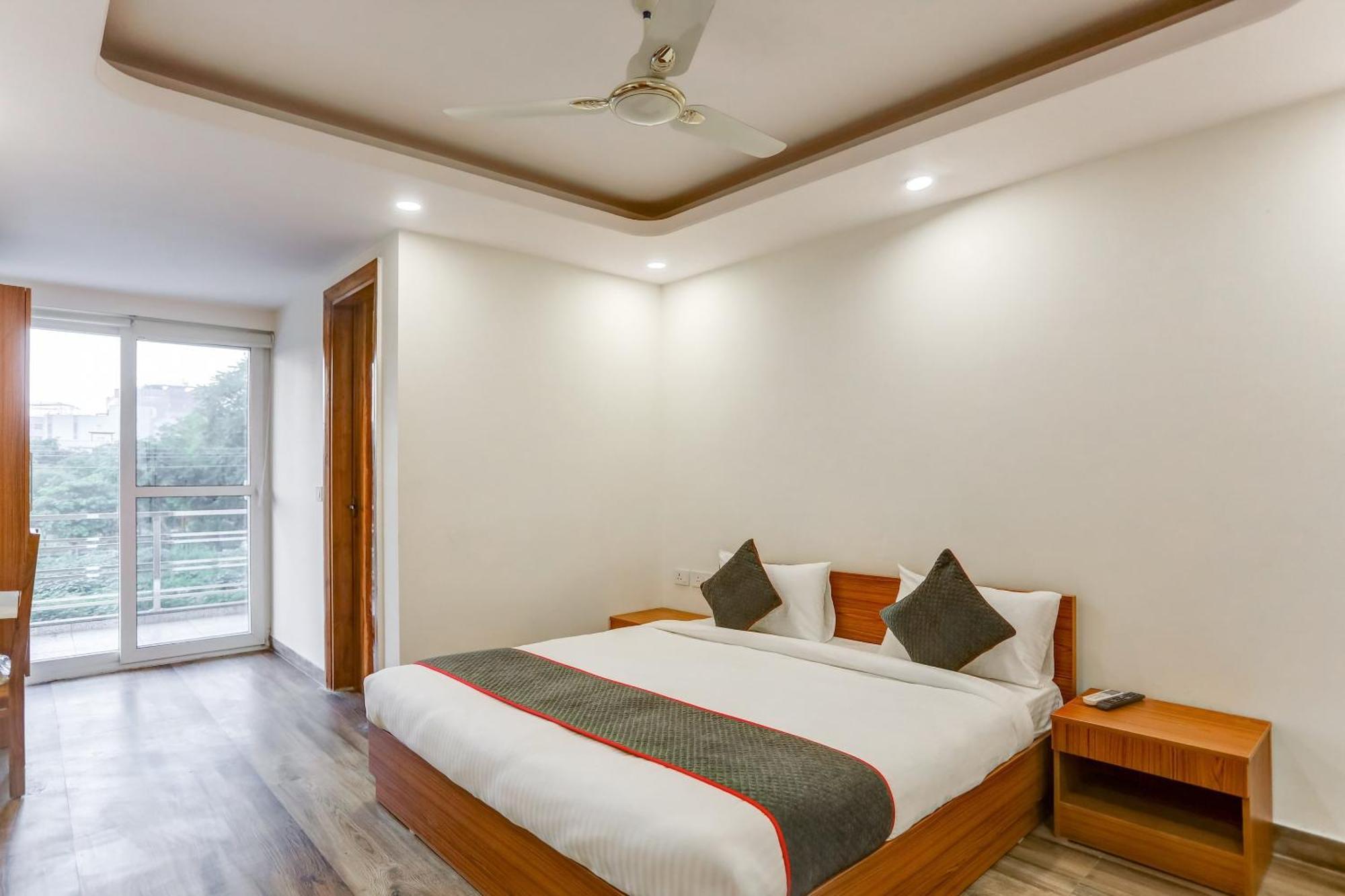 Collection O The Doors Near Appu Ghar Hotel Gurgaon Bagian luar foto