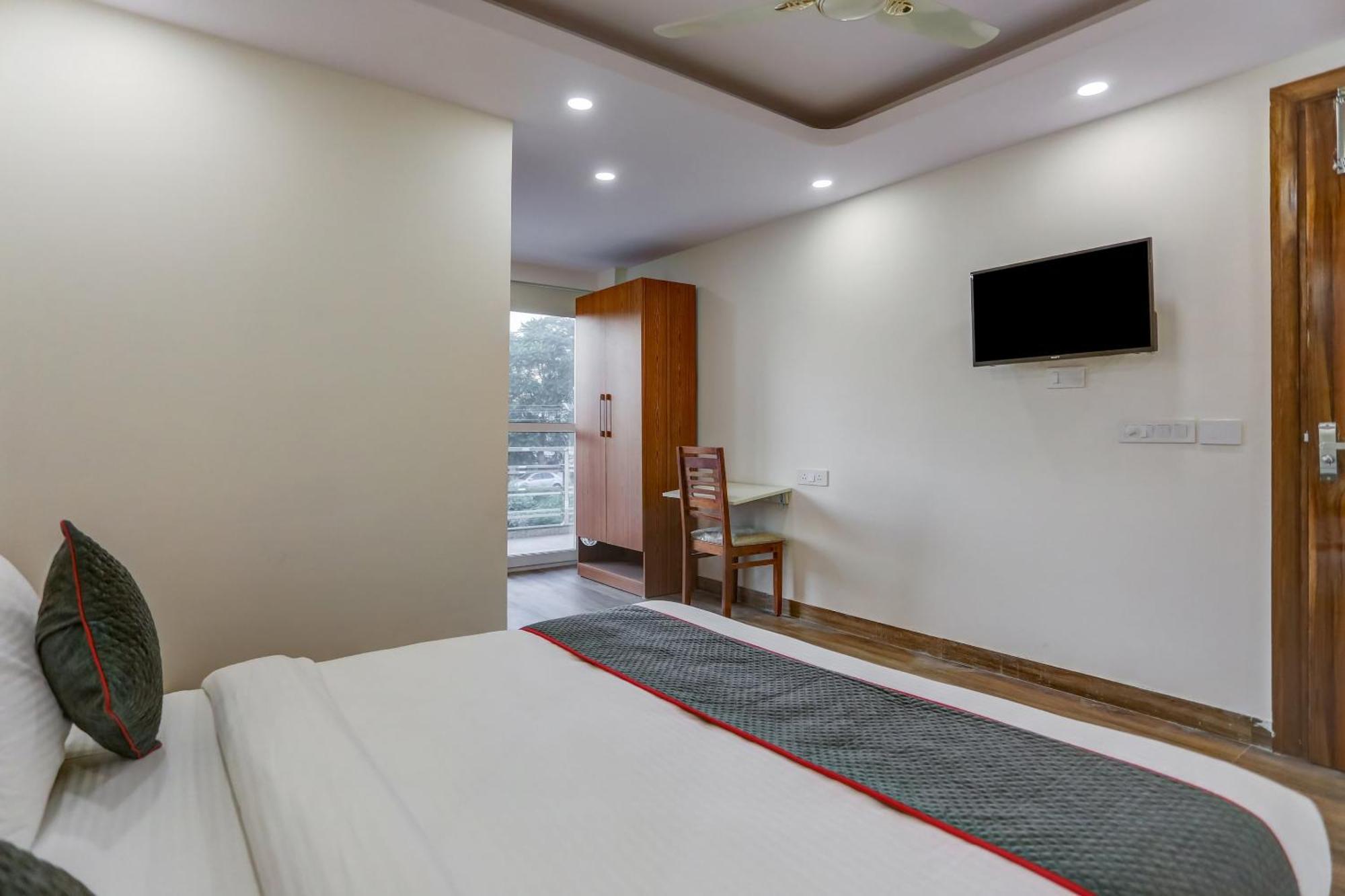 Collection O The Doors Near Appu Ghar Hotel Gurgaon Bagian luar foto