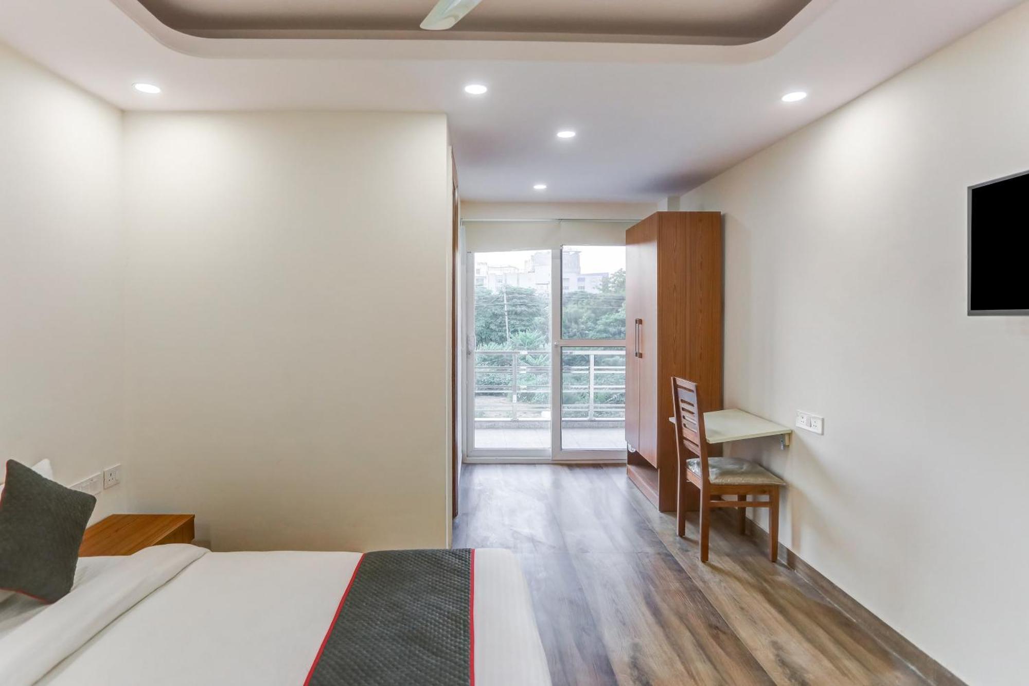 Collection O The Doors Near Appu Ghar Hotel Gurgaon Bagian luar foto