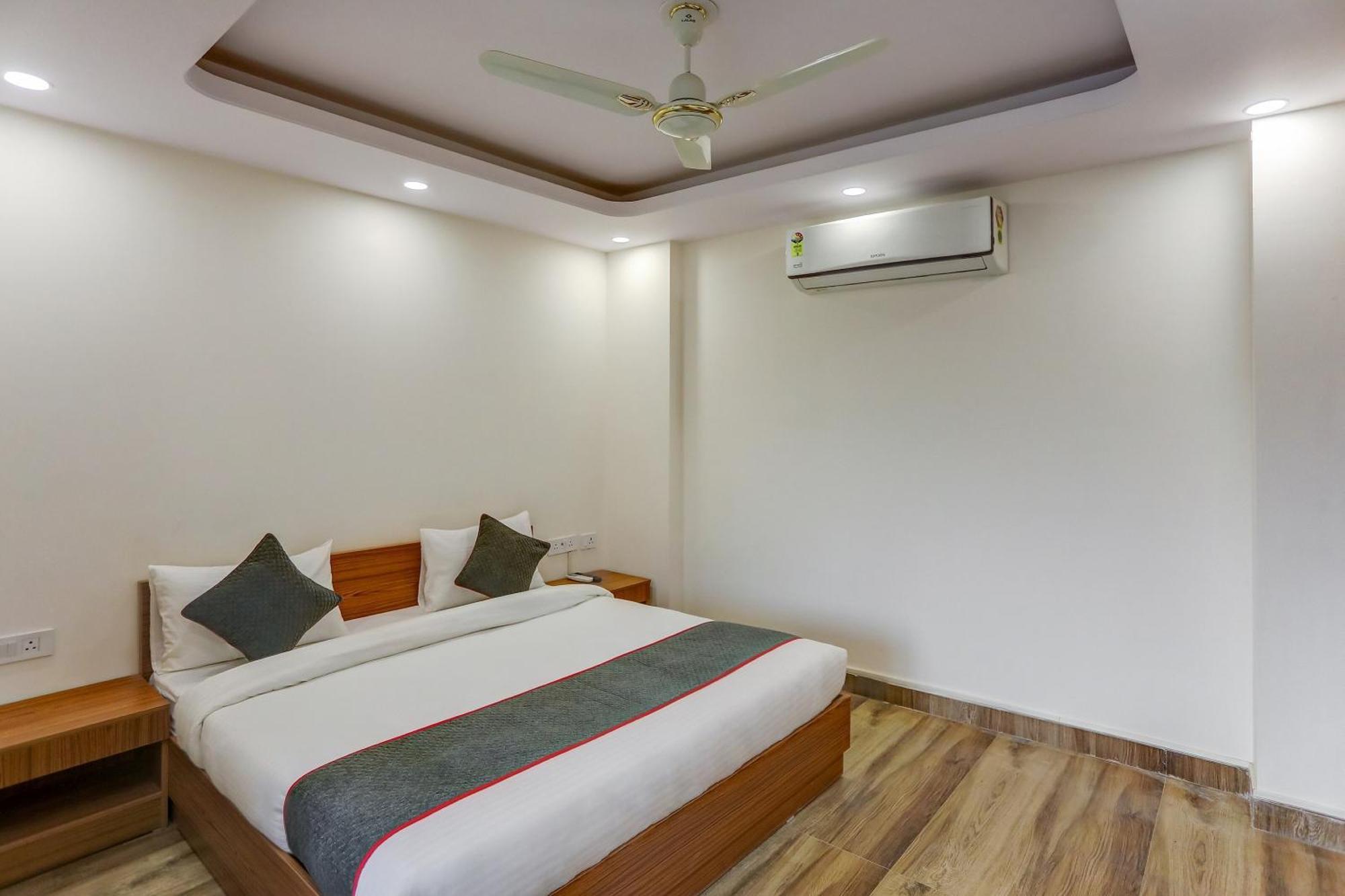 Collection O The Doors Near Appu Ghar Hotel Gurgaon Bagian luar foto