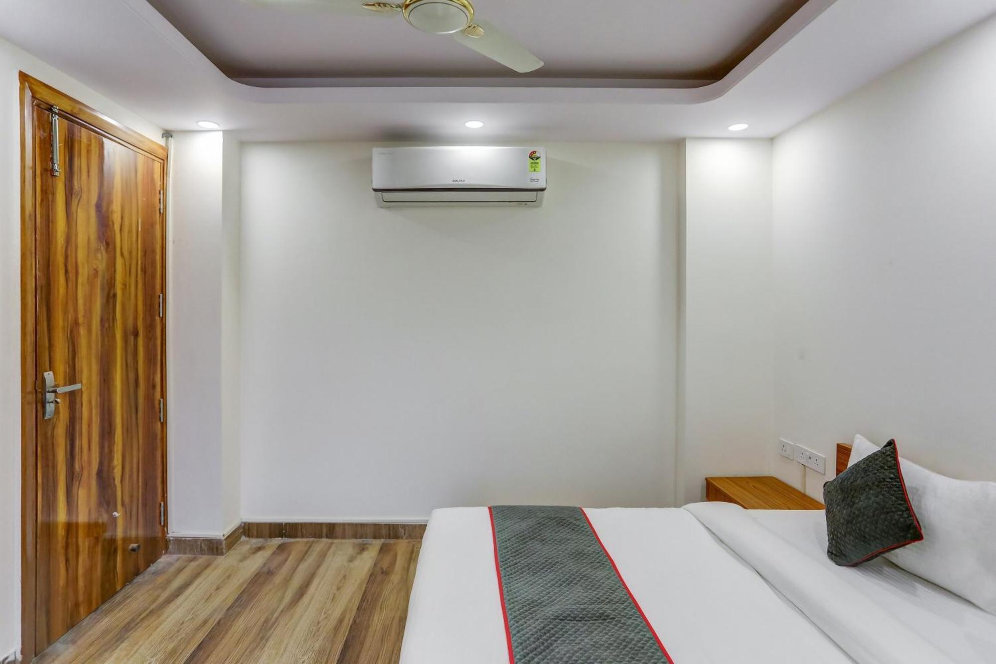 Collection O The Doors Near Appu Ghar Hotel Gurgaon Bagian luar foto