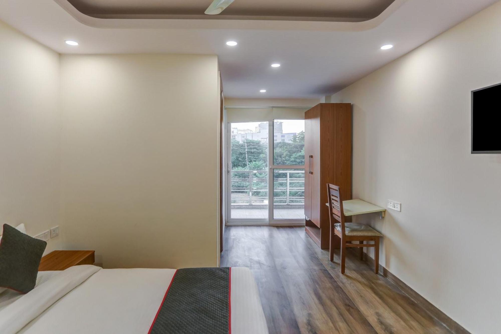 Collection O The Doors Near Appu Ghar Hotel Gurgaon Bagian luar foto