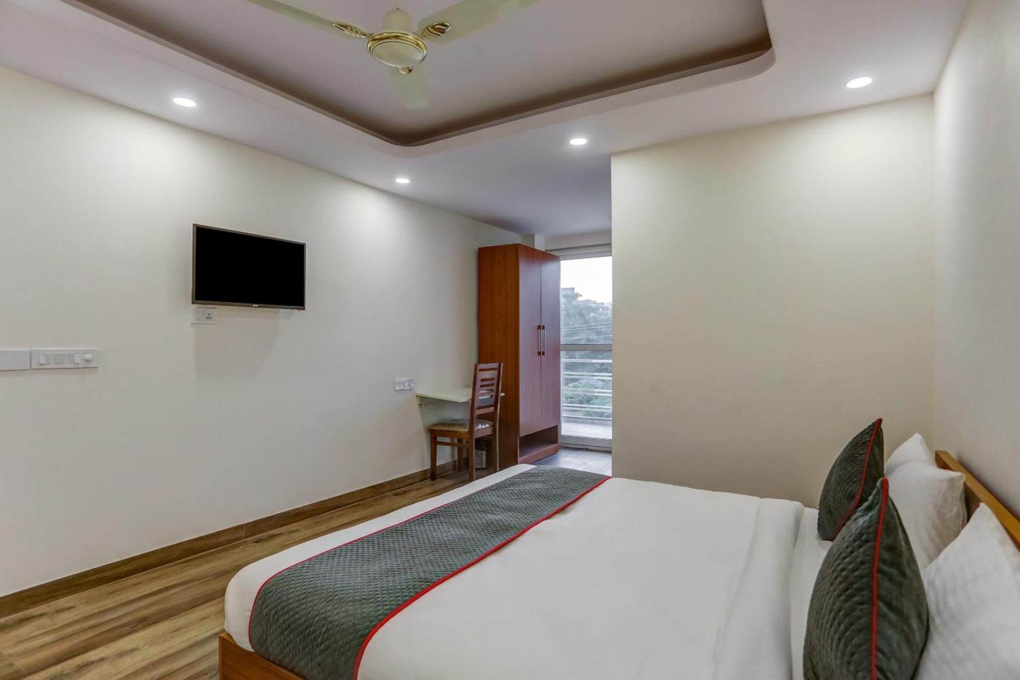 Collection O The Doors Near Appu Ghar Hotel Gurgaon Bagian luar foto