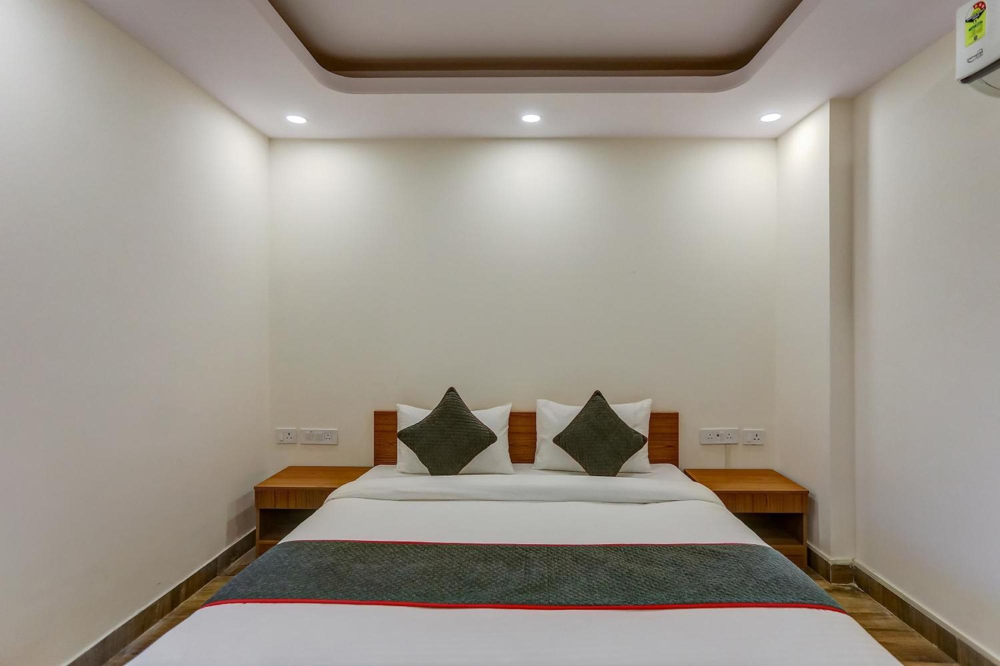 Collection O The Doors Near Appu Ghar Hotel Gurgaon Bagian luar foto