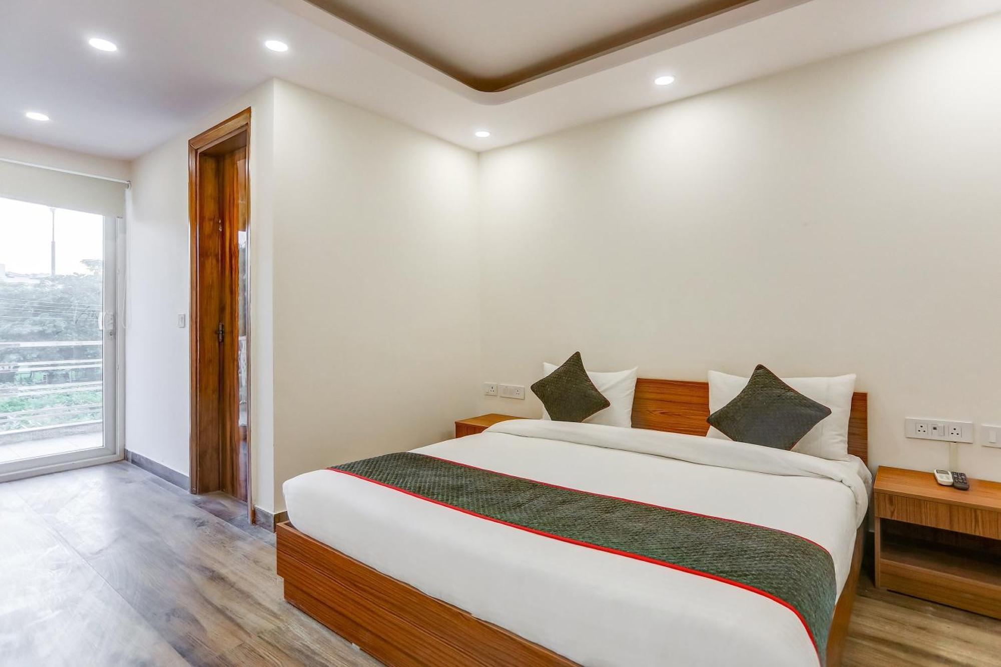 Collection O The Doors Near Appu Ghar Hotel Gurgaon Bagian luar foto